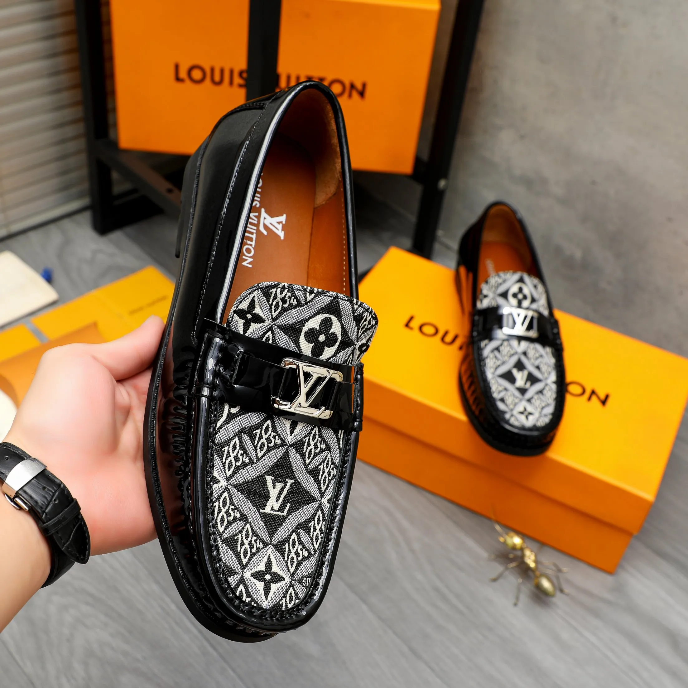 Men's shoes 💰400 Product trademark: LV "Louis Vuitton" casual slip-on shoes Regular size: 38-45 (45 is custom-made and non-returnable) Product material: Selected breathable fabric spliced ​​patent cowhide upper, cowhide lining, rubber outsole